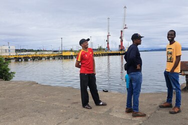 En el muelle de Chiquita Panamá los estibadores, sin carga que mover, están a la espera