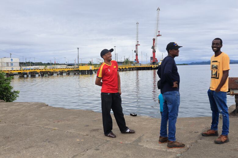 En el muelle de Chiquita Panamá los estibadores, sin carga que mover, están a la espera