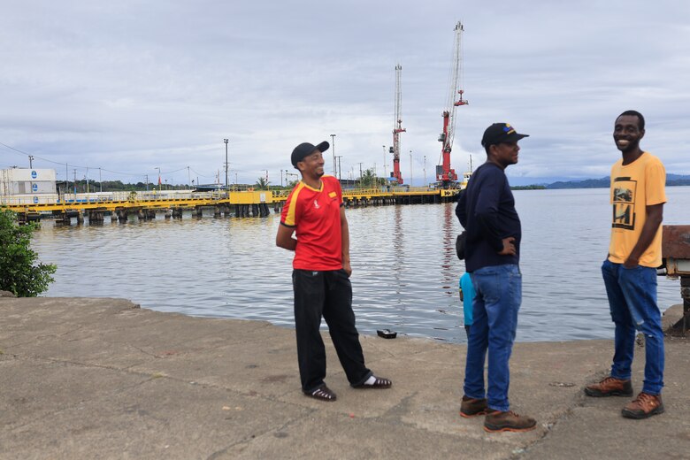 En el muelle de Chiquita Panamá los estibadores, sin carga que mover, están a la espera