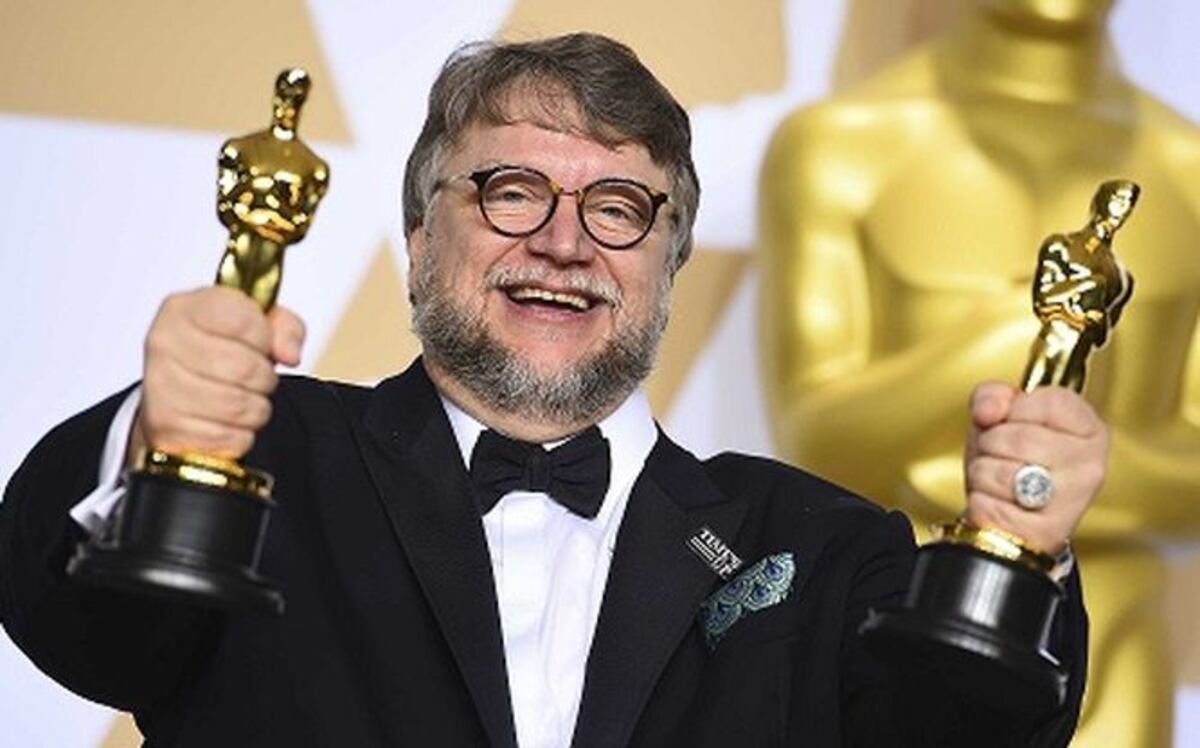 El mexicano Guillermo del Toro muestra sus dos Premios Óscar por mejor película y mejor dirección