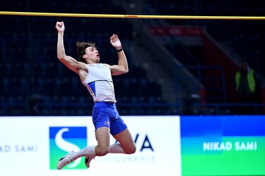Duplantis vuela por encima de los 6.19 metros, nuevo récord mundial de pértiga