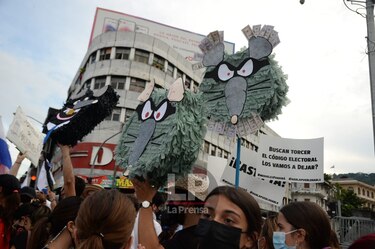 La ciudadanía protesta contra las reformas electorales introducidas en la Asamblea
