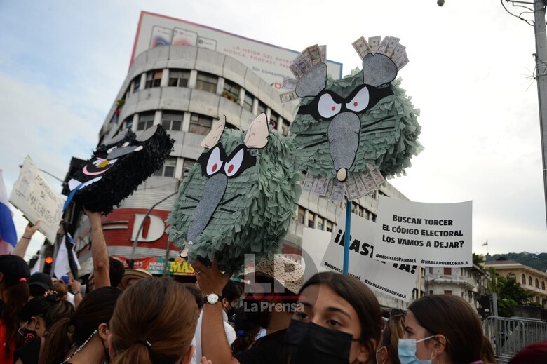 La ciudadanía protesta contra las reformas electorales introducidas en la Asamblea