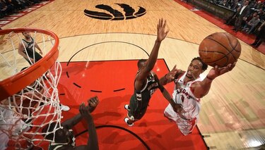 DeRozan estalla con 52 puntos y Raptors vencen a Bucks