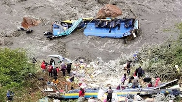 Al menos 6 muertos, 17 desaparecidos y 25 heridos tras caída de bus a río en norte de Perú