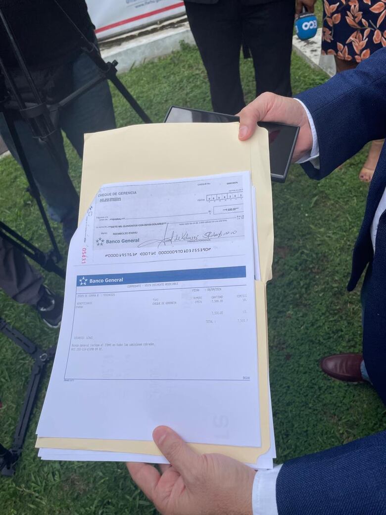 Auxilios del Ifarhu: El vicealcalde reembolsa el dinero recibido por su hija y el vocero presidencial promete renunciar si se prueba algún delito