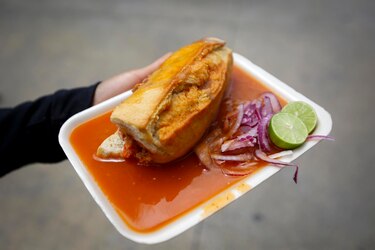 Guadalajara celebra a su torta ahogada, platillo con sabor mexicano