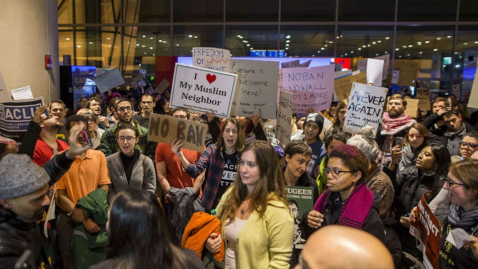 Juez impide deportar a retenidos en aeropuertos tras decreto de Donald Trump