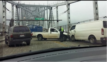 Puente de las Américas: camionetas chocan de frente; dos heridos