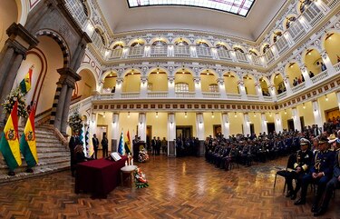 Presidenta encargada de Bolivia nombra a sus primeros 11 ministros