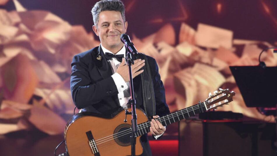 Alejandro Sanz escucha emocionado el homenaje de sus amigos
