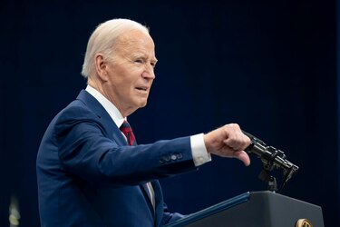 Cae la aprobación de Biden entre los latinos, mientras mejora la de Trump, según los resultado de una encuesta