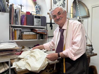 Mancinelli, el sastre que viste a los papas, ya se prepara para el sucesor de Francisco