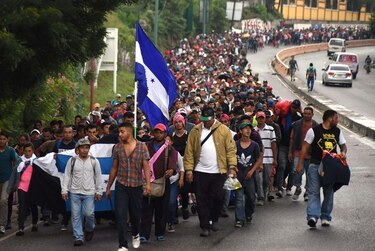 Caravana de hondureños llega a la frontera de El Salvador