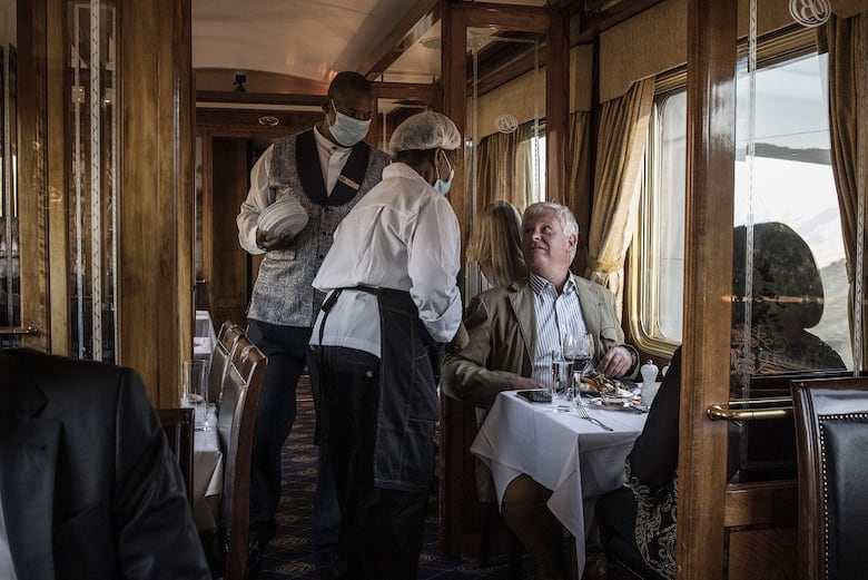 Viaje a bordo del lujoso Tren Azul sudafricano, lejos del Covid-19