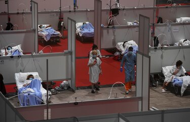 España logra recortar por cuarto día consecutivo las muertes por coronavirus