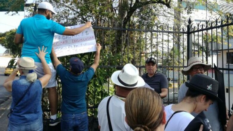 Ciudadanos colocan en la Asamblea pancartas en rechazo a la corrupción