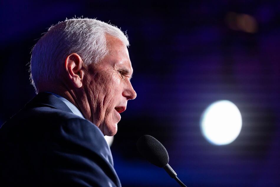 El exvicepresidente de Estados Unidos Mike Pence testifica sobre el asalto al Capitolio