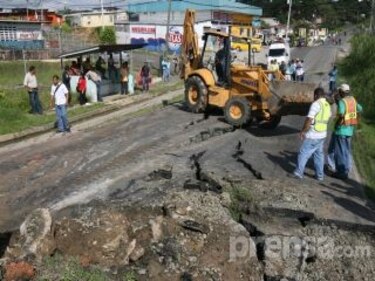 Ruptura de tubería atrasa reparación de vía a Calzada Larga