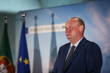 Investigan a ex director de transporte de la Unión Europea
