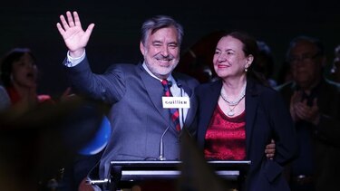 Balotaje de final abierto entre derechista Sebastián Piñera y oficialista Alejandro Guillier