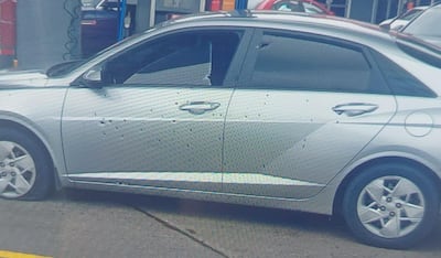 Sicarios disparan más de 40 veces contra auto en estación de gasolina en Pueblo Nuevo