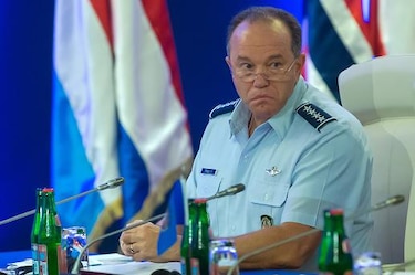 EU ordena regreso anticipado a Europa de líder militar por crisis en Crimea