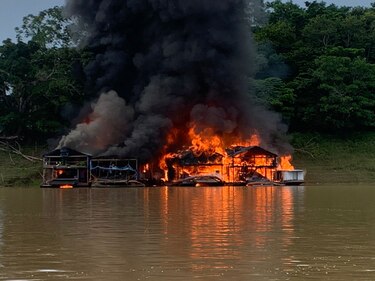 Policía brasileña quema balsas de minería ilegal durante operación en la Amazonía