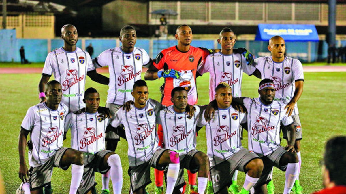 Plantel del Plaza Amador que sacó un empate en Colón ante el local Árabe Unido, en una de las dos llaves de la que saldrá uno a la gran final.
