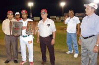 Al Candelilla Aparicio le reconocen su logro de conectar 800 imparables