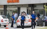 Kerry posterga su regreso a EU tras accidente en bicicleta
