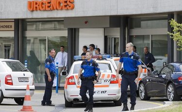Kerry posterga su regreso a EU tras accidente en bicicleta