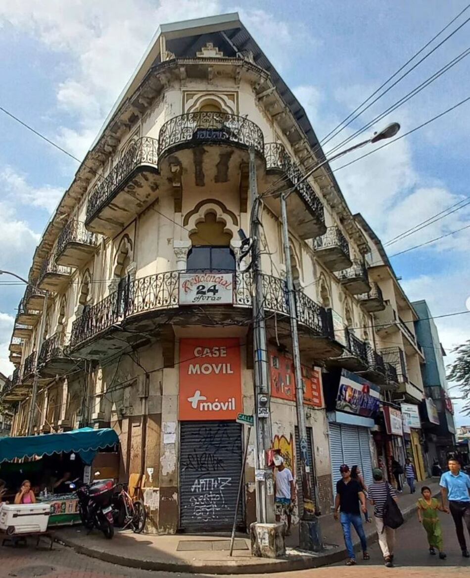 Descubre la magia de La Peatonal en un recorrido guiado por un apasionado por la arquitectura