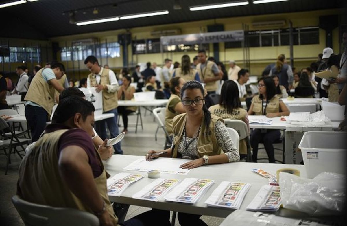 Honduras: sigue el conteo de votos y ciudadanos protestan desde sus casas