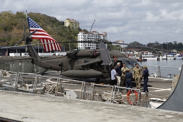 El portaaviones USS Nimitz y el destructor USS Gridley llegan a la bahía de Panamá