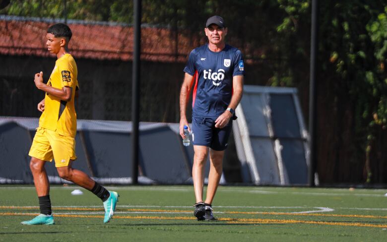 Leonardo Pipino destaca el nivel de volantes cinco en la selección