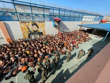 La crisis carcelaria azota otra vez a Ecuador: 31 presos muertos y 137 guardias retenidos