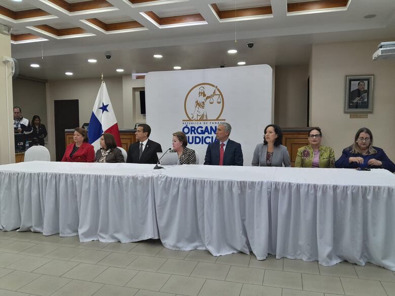 Contralor refrenda por insistencia aumento de salario de los magistrados de la Corte