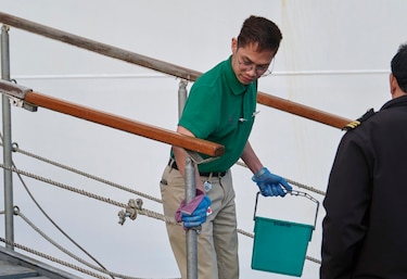 Confinan 1,700 personas por brote de gastroenteritis en un crucero en Francia; reportan una muerte