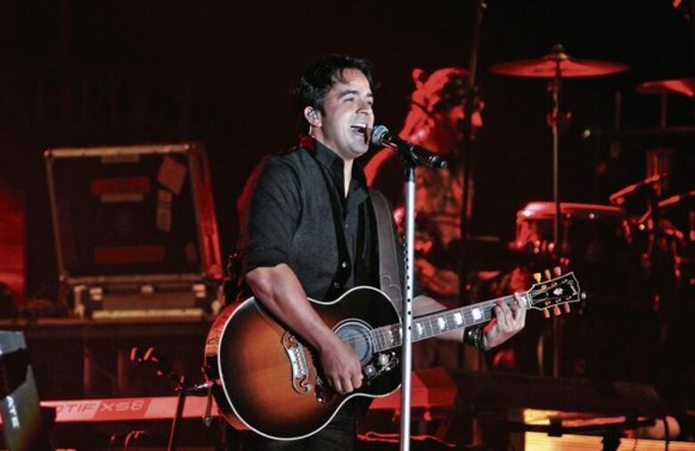 Luis Fonsi comparte las playas de su país