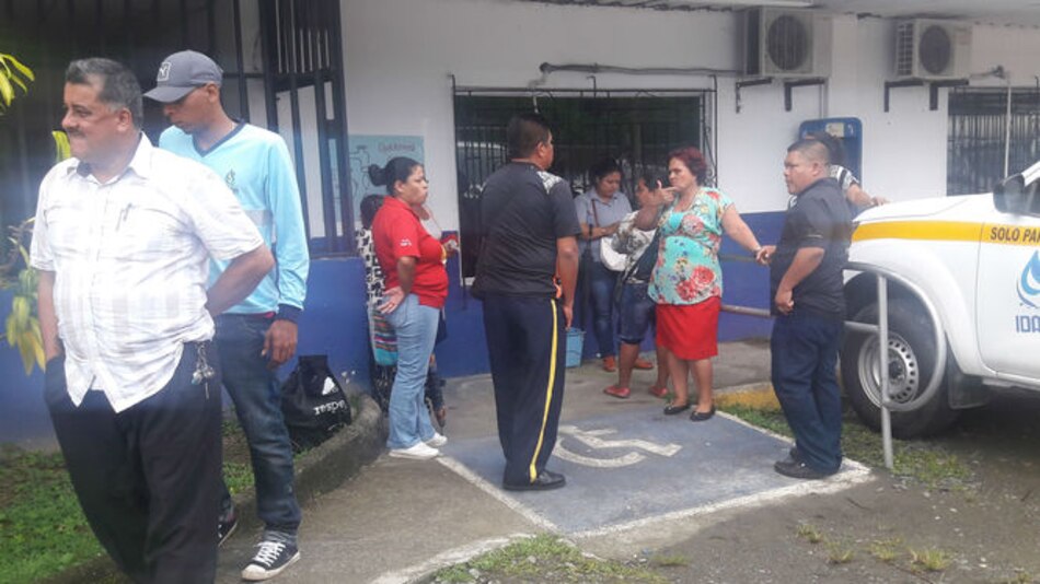 Usuarios protestan frente a oficinas del Idaan en Changuinola