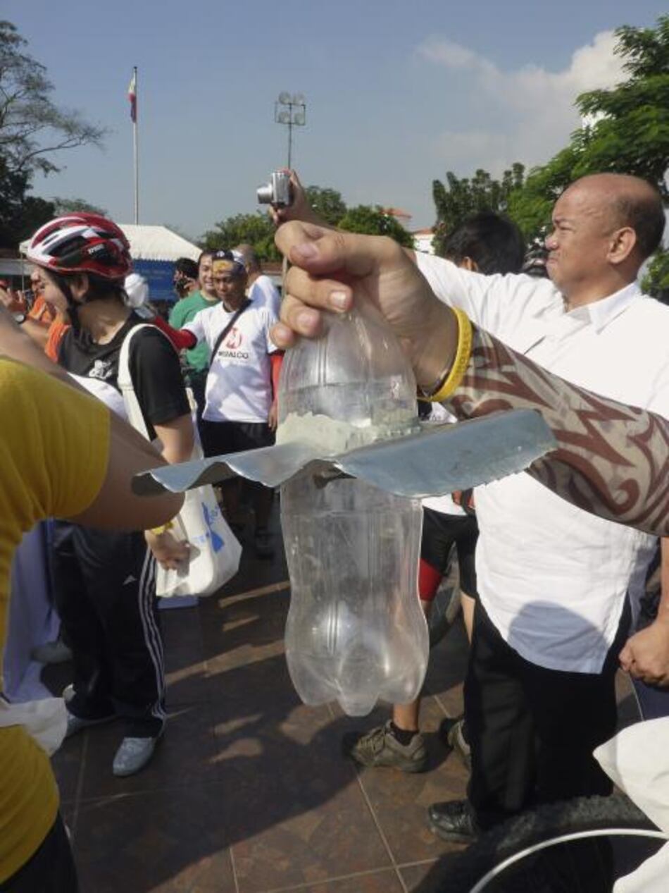 Una simple botella de plástico ilumina los hogares más pobres de Filipinas