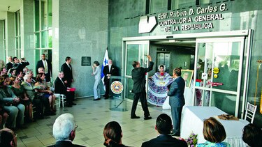 Homenaje póstumo al excontralor Carles