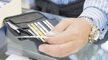 Ley prohíbe cargo por usar tarjeta de crédito