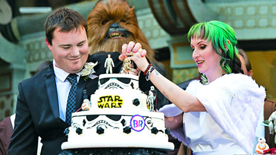 Parejas se casan durante el estreno de ‘Star Wars’