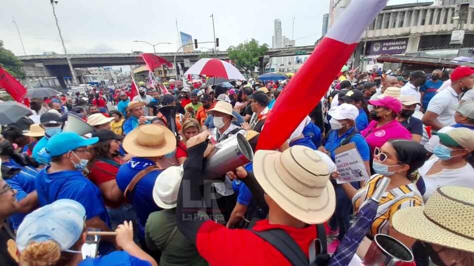 ‘Si este no es el pueblo, ¿el pueblo dónde está', gritan los manifestantes en la Asamblea