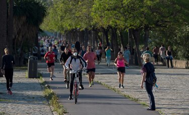 Los españoles salen por fin a pasear tras un estricto confinamiento