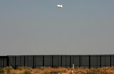Un globo aerostático busca prevenir la muerte de migrantes en la frontera entre México y Estados Unidos