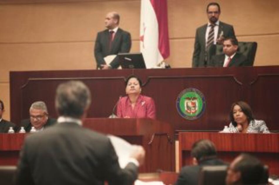 Contralora no esclarece dudas