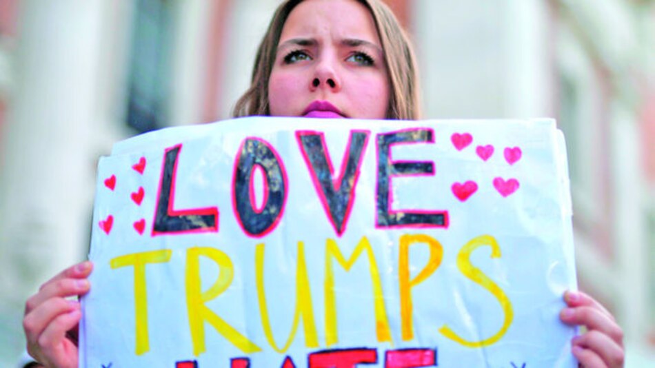 Guardan carteles de las marchas